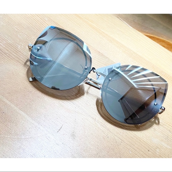 ✨2$22 OVERSIZED RIMLESS CAT EYE SUNGLASSES SILVER - Picture 3 of 3